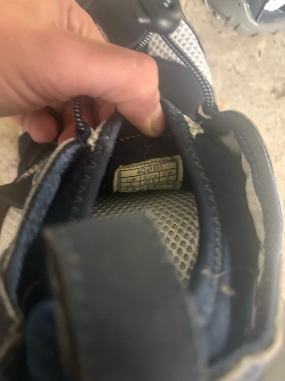 AG 1001 Aquatic Training Show men's size 8